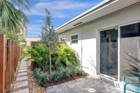 Commercial property in Pompano Beach, Florida № 1433494 - photo 17