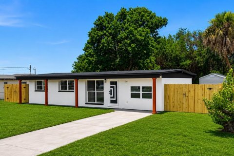House in Tampa, Florida 3 bedrooms, 107.02 sq.m. № 2151217