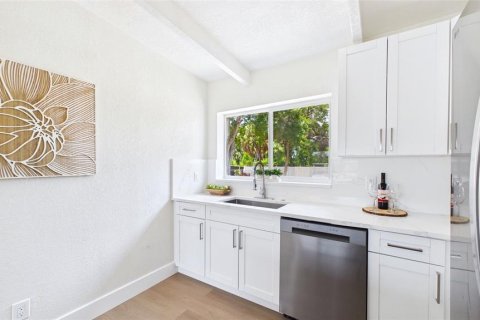 House in Tampa, Florida 3 bedrooms, 107.02 sq.m. № 2151217 - photo 7