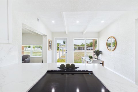 House in Tampa, Florida 3 bedrooms, 107.02 sq.m. № 2151217 - photo 8