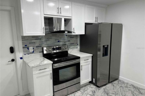 House in Tampa, Florida 4 bedrooms, 175.86 sq.m. № 1525801 - photo 9