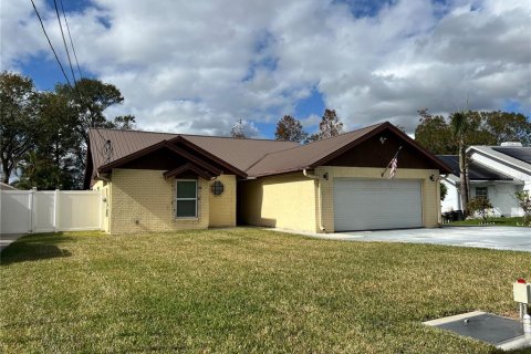 House in Tampa, Florida 4 bedrooms, 175.86 sq.m. № 1525801 - photo 1