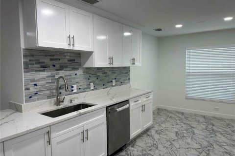 House in Tampa, Florida 4 bedrooms, 175.86 sq.m. № 1525801 - photo 10