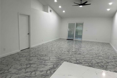 House in Tampa, Florida 4 bedrooms, 175.86 sq.m. № 1525801 - photo 8