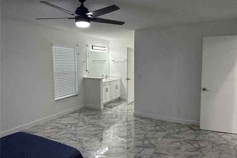 House in Tampa, Florida 4 bedrooms, 175.86 sq.m. № 1525801 - photo 12