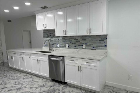 House in Tampa, Florida 4 bedrooms, 175.86 sq.m. № 1525801 - photo 11
