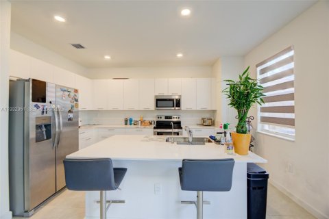 Снять в аренду таунхаус в Майами, Флорида 3 спальни, 169.73м2, № 1991786 - фото 12