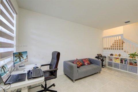 Снять в аренду таунхаус в Майами, Флорида 3 спальни, 169.73м2, № 1991786 - фото 5