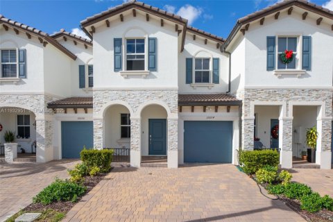 Снять в аренду таунхаус в Майами, Флорида 3 спальни, 169.73м2, № 1991786 - фото 1