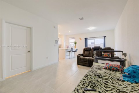 Снять в аренду таунхаус в Майами, Флорида 3 спальни, 169.73м2, № 1991786 - фото 7