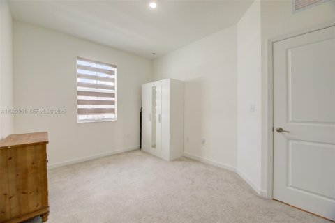 Снять в аренду таунхаус в Майами, Флорида 3 спальни, 169.73м2, № 1991786 - фото 27