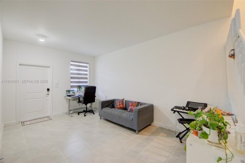 Снять в аренду таунхаус в Майами, Флорида 3 спальни, 169.73м2, № 1991786 - фото 4