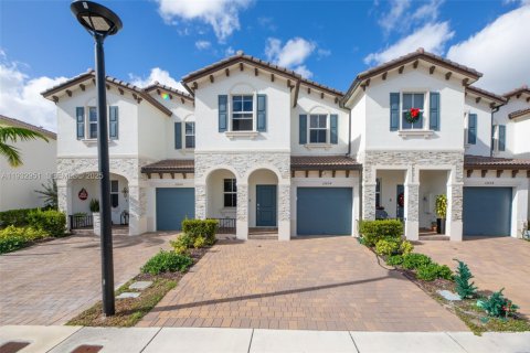 Снять в аренду таунхаус в Майами, Флорида 3 спальни, 169.73м2, № 1991786 - фото 2