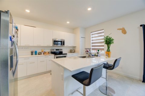 Снять в аренду таунхаус в Майами, Флорида 3 спальни, 169.73м2, № 1991786 - фото 13