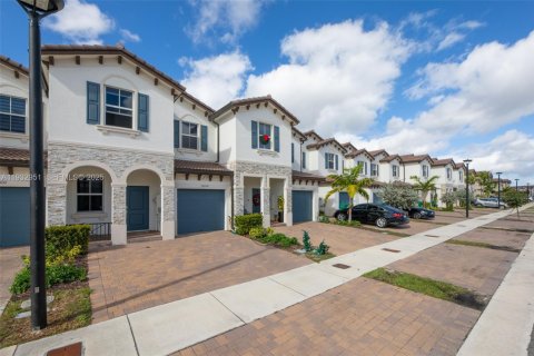 Снять в аренду таунхаус в Майами, Флорида 3 спальни, 169.73м2, № 1991786 - фото 3