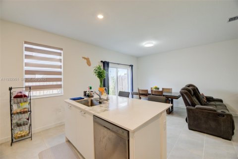 Снять в аренду таунхаус в Майами, Флорида 3 спальни, 169.73м2, № 1991786 - фото 17