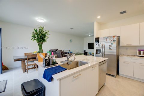 Снять в аренду таунхаус в Майами, Флорида 3 спальни, 169.73м2, № 1991786 - фото 15