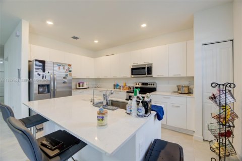 Снять в аренду таунхаус в Майами, Флорида 3 спальни, 169.73м2, № 1991786 - фото 14