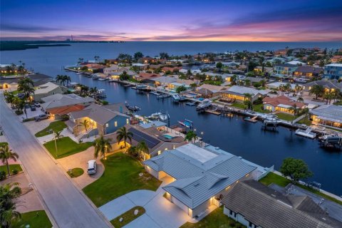 Casa en New Port Richey, Florida 3 dormitorios, 206.8 m2 № 2380706
