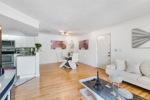 Condo in Hialeah, Florida, 2 bedrooms  № 1860176 - photo 4