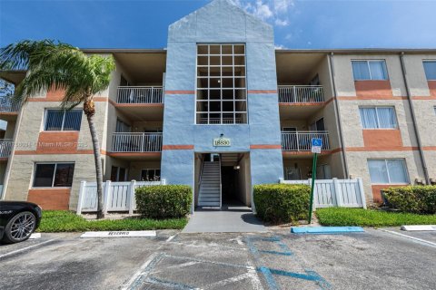 Condo in Hialeah, Florida, 2 bedrooms  № 1860176 - photo 11