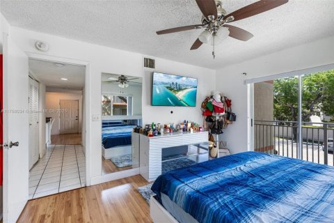 Condo in Hialeah, Florida, 2 bedrooms  № 1860176 - photo 13