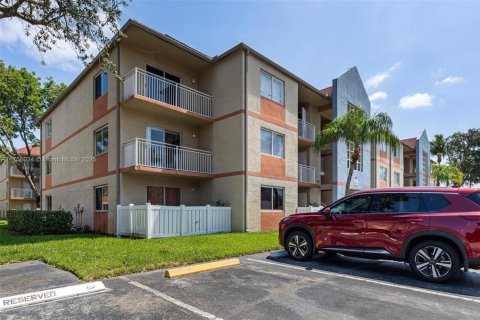 Condo in Hialeah, Florida, 2 bedrooms  № 1860176 - photo 10