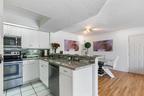 Condo in Hialeah, Florida, 2 bedrooms  № 1860176 - photo 6