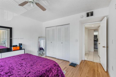 Condo in Hialeah, Florida, 2 bedrooms  № 1860176 - photo 22