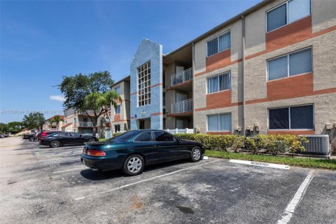 Condo in Hialeah, Florida, 2 bedrooms  № 1860176 - photo 9