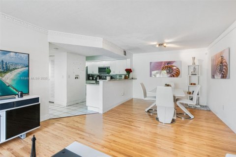 Condo in Hialeah, Florida, 2 bedrooms  № 1860176 - photo 2