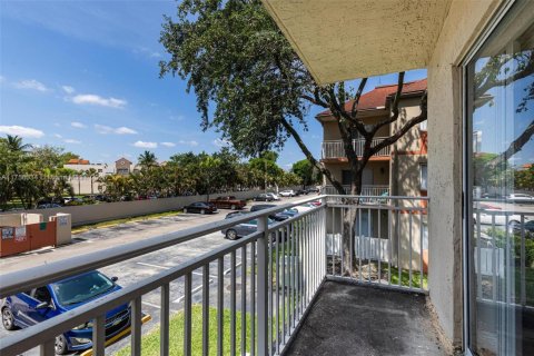 Condo in Hialeah, Florida, 2 bedrooms  № 1860176 - photo 12
