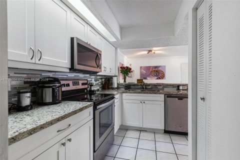 Condo in Hialeah, Florida, 2 bedrooms  № 1860176 - photo 26