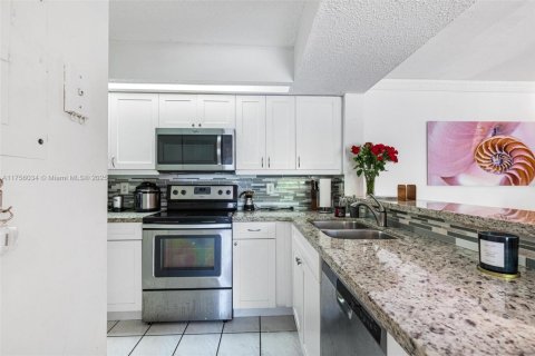 Condo in Hialeah, Florida, 2 bedrooms  № 1860176 - photo 3