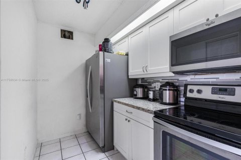 Condo in Hialeah, Florida, 2 bedrooms  № 1860176 - photo 7