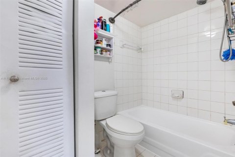 Condo in Hialeah, Florida, 2 bedrooms  № 1860176 - photo 19