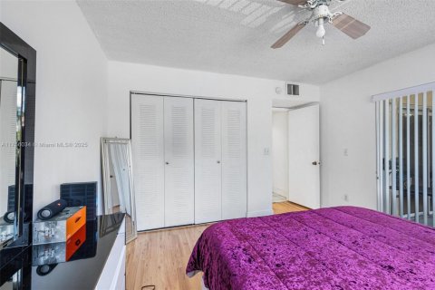 Condo in Hialeah, Florida, 2 bedrooms  № 1860176 - photo 21