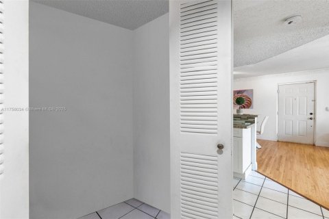 Condo in Hialeah, Florida, 2 bedrooms  № 1860176 - photo 20