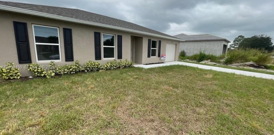 Villa ou maison à Lehigh Acres, Floride 3 chambres, 111.48 m2 № 2085876