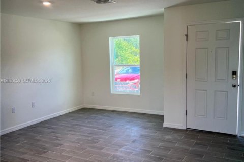 Villa ou maison à louer à Lehigh Acres, Floride: 3 chambres, 111.48 m2 № 2085876 - photo 3