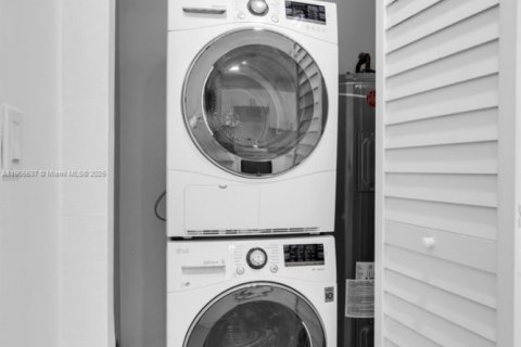 House in Fort Lauderdale, Florida 3 bedrooms, 125.42 sq.m. № 2012837 - photo 7