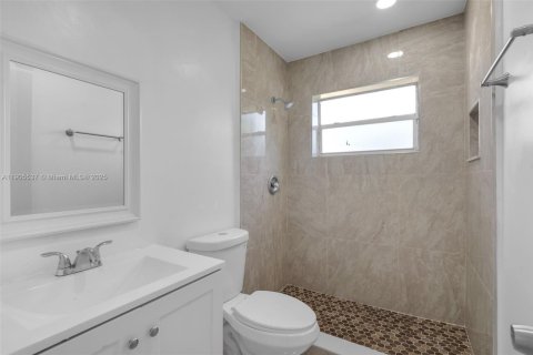 House in Fort Lauderdale, Florida 3 bedrooms, 125.42 sq.m. № 2012837 - photo 8