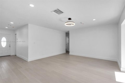 House in Fort Lauderdale, Florida 3 bedrooms, 125.42 sq.m. № 2012837 - photo 13