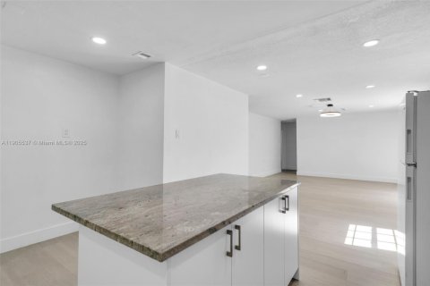 House in Fort Lauderdale, Florida 3 bedrooms, 125.42 sq.m. № 2012837 - photo 11