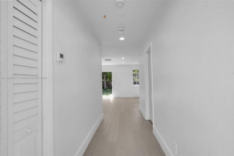 House in Fort Lauderdale, Florida 3 bedrooms, 125.42 sq.m. № 2012837 - photo 15