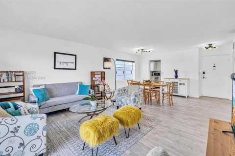 Copropriété à vendre à Miami Beach, Floride: 70.33 m2 № 2090850 - photo 2