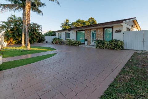 Villa ou maison à vendre à Miami Gardens, Floride: 4 chambres, 169.45 m2 № 1989790 - photo 7