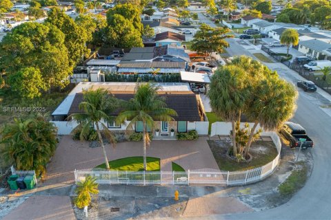 Villa ou maison à vendre à Miami Gardens, Floride: 4 chambres, 169.45 m2 № 1989790 - photo 3