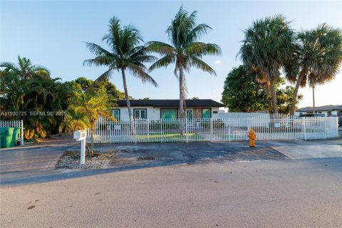 Villa ou maison à vendre à Miami Gardens, Floride: 4 chambres, 169.45 m2 № 1989790 - photo 6