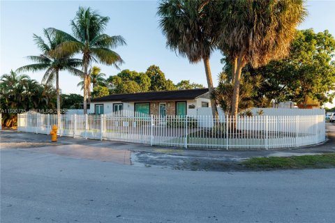 Villa ou maison à vendre à Miami Gardens, Floride: 4 chambres, 169.45 m2 № 1989790 - photo 5